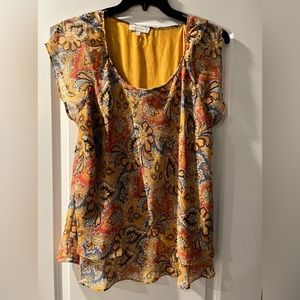 Super cute Flowy top sheer sleeves ruffled bottom. Great colors.